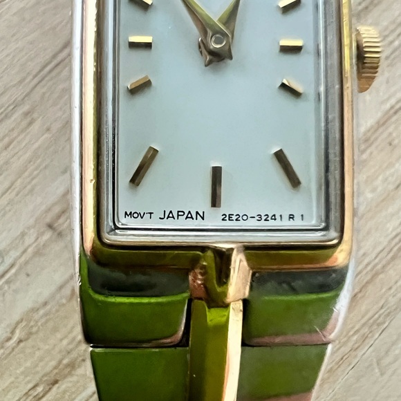 Seiko Ladies white Rectangular Dial two toned dress watch NEW BATTERY main image 10